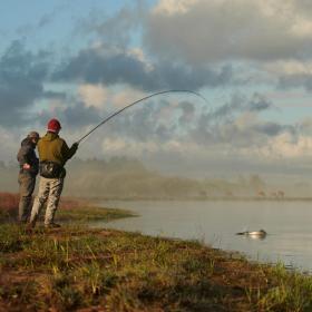 Zwei Angler angeln im Sonnenaufgang, Dänemark