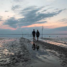 Couple walking on the beach, Mandø Ebbevej, Ribe