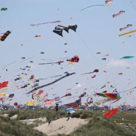 Bild von vielen bunten Drachen auf dem Fanø Kite Flyers Meeting