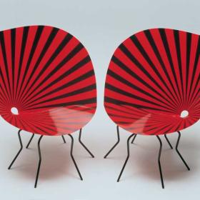 Zwei Stühle, die die Form und Farbe eines Schmetterlings haben - daher der Name "Butterfly Chair". 