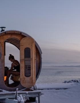 Vinterbader i sauna på strand i Klitmøller