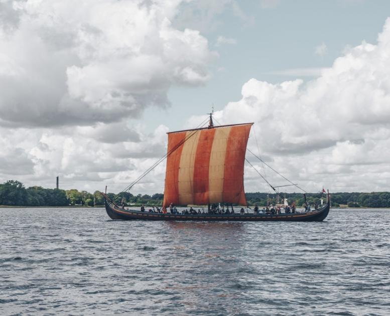 Wikingerschiff im Roskilde Fjord im dänischen Fjordland