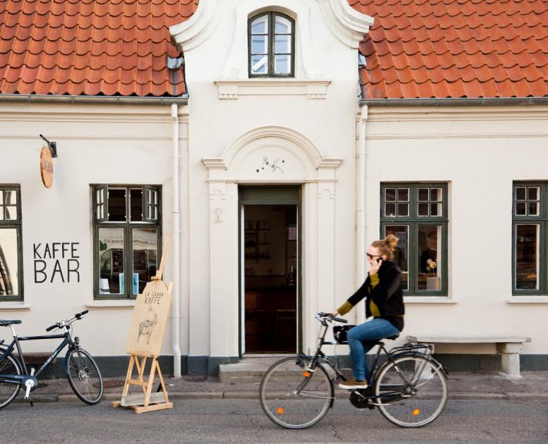 Fahrradfahren im Latinerviertel in Aarhus, Dänemarks zweitgrößter Stadt