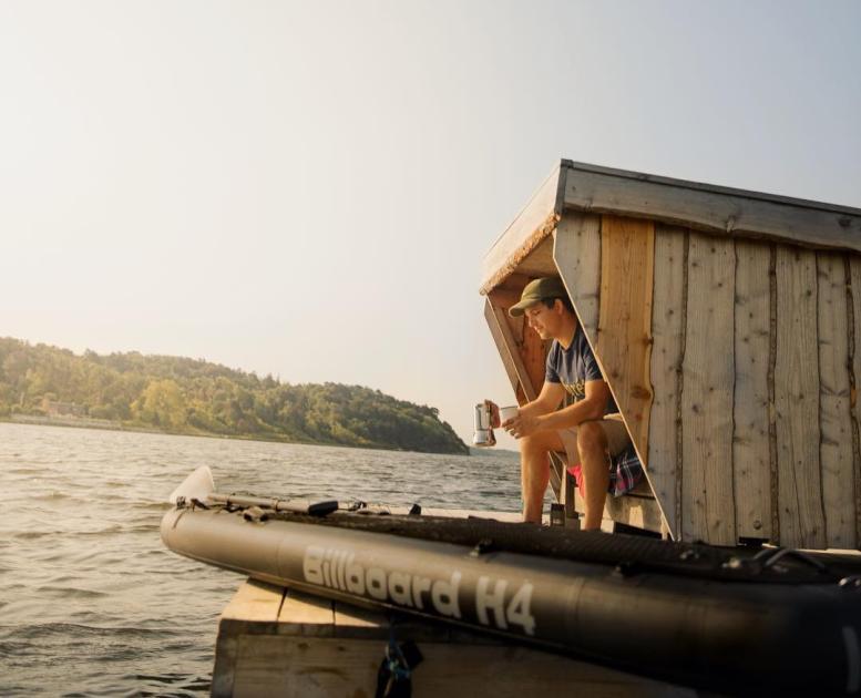 The floating shelter "Havhytten" is located off the coast at Hvide Klint in North Zealand, just an hour from Copenhagen