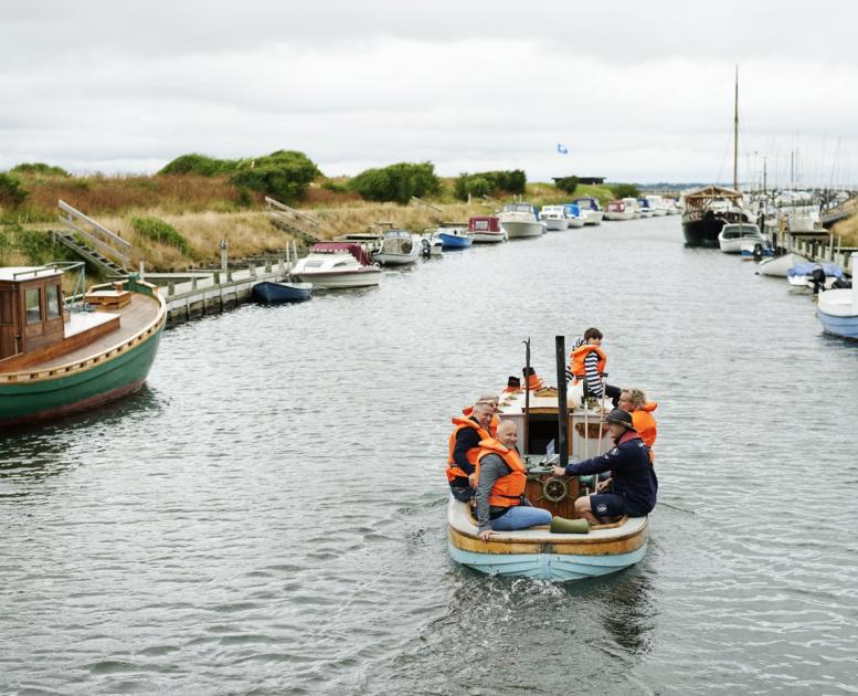 Familie auf dem Weg zum Angeltrip im Hafen von Løgstør