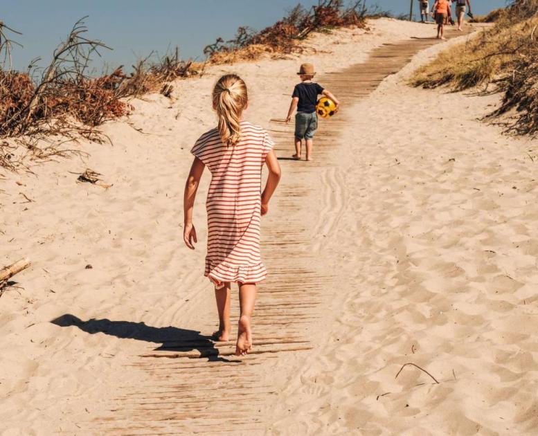 Kinder am Strand von Søndervig an der Dänischen Nordsee