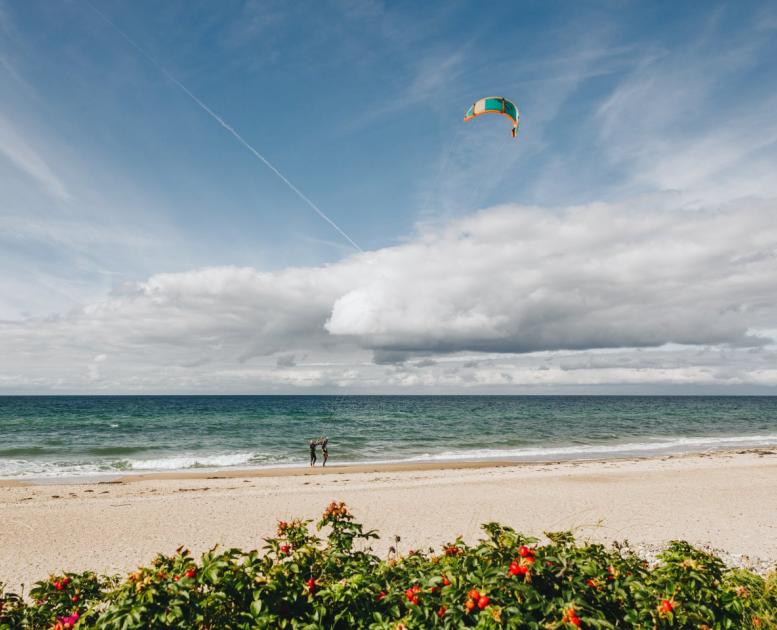 Kitesurfer am Tisvildeleje Strand an der Dänischen Riviera in Nordseeland an der Dänischen Ostsee