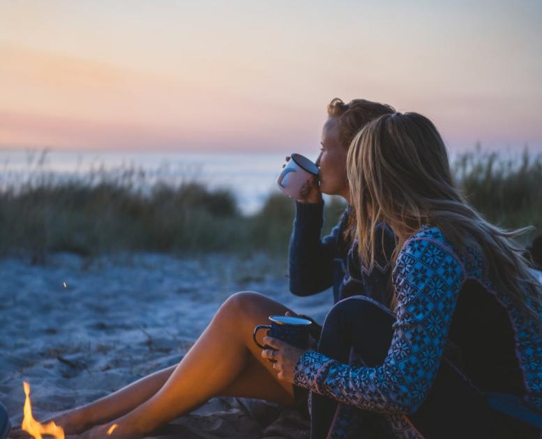 Hygge und Lagerfeuer am Strand von Tisvilde im dänischen Nordseeland