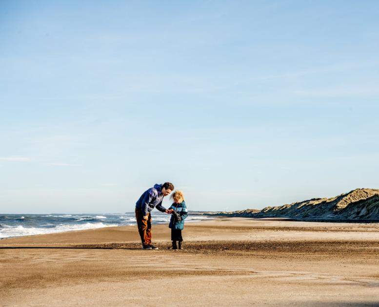 Familie på stranden i Klitmøller, Nordjylland