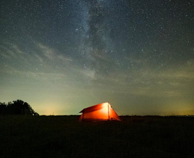 Zelt unter dem Sternenhimmel in Fyns Hoved, Dänemark