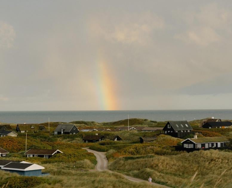 Ferienhaussiedlung an der dänischen Westküste mit Regenbogen