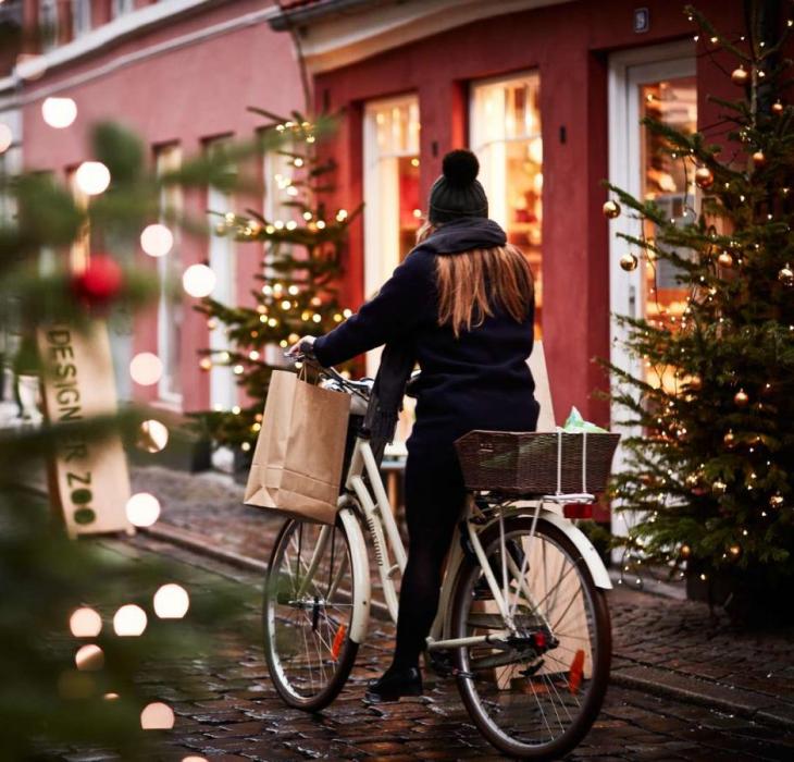 Fahrradfahrerin auf Shoppingtour im weihnachtlichen Aarhus