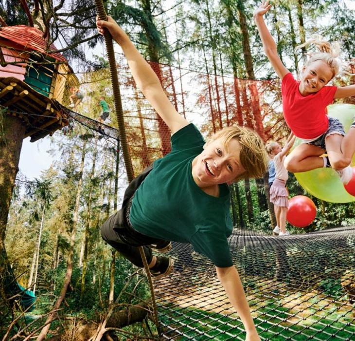 Kinder spielen mit Riesenbällen im WOW Park in Billund