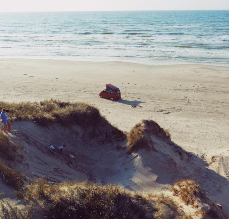 Campingvan am Strand von Dänemark