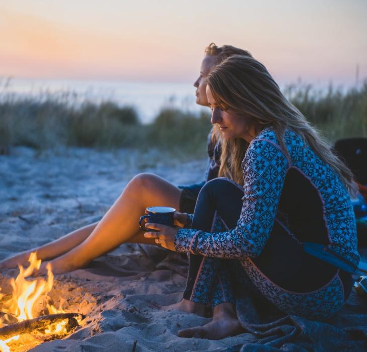 2 Frauen sitzen in Tisvilde am Strand an einem Lagerfeuer, Dänemark