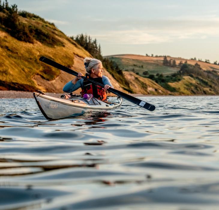 Kayakfahren auf dem Limfjord im dänischen Nordjütland