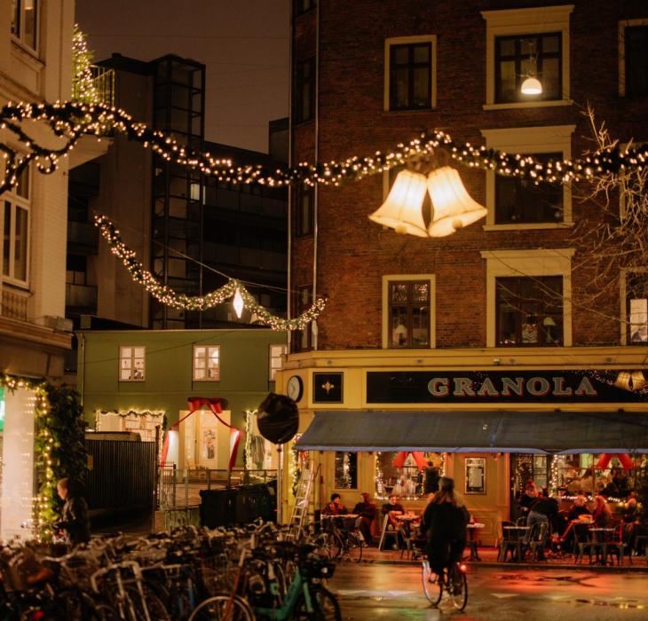 Weihnachtslichter auf dem Værnedamsvej in Kopenhagen