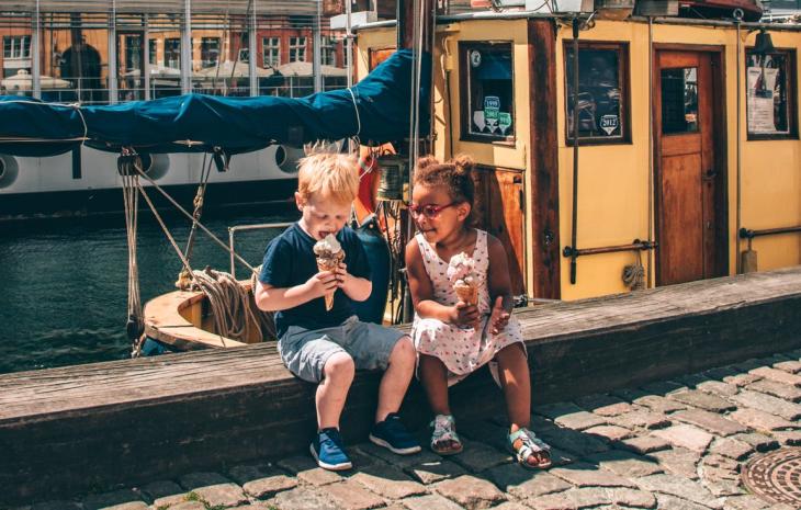 Kinder essen Eis im Hafen von Nyhavn in Kopenhagen